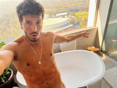 sebastian yatra desnudó|Sebastián Yatra vuelve a desnudarse en Instagram.